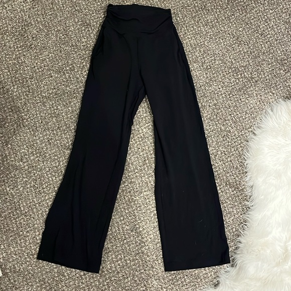 Lululemon wide legged pants - Picture 1 of 3